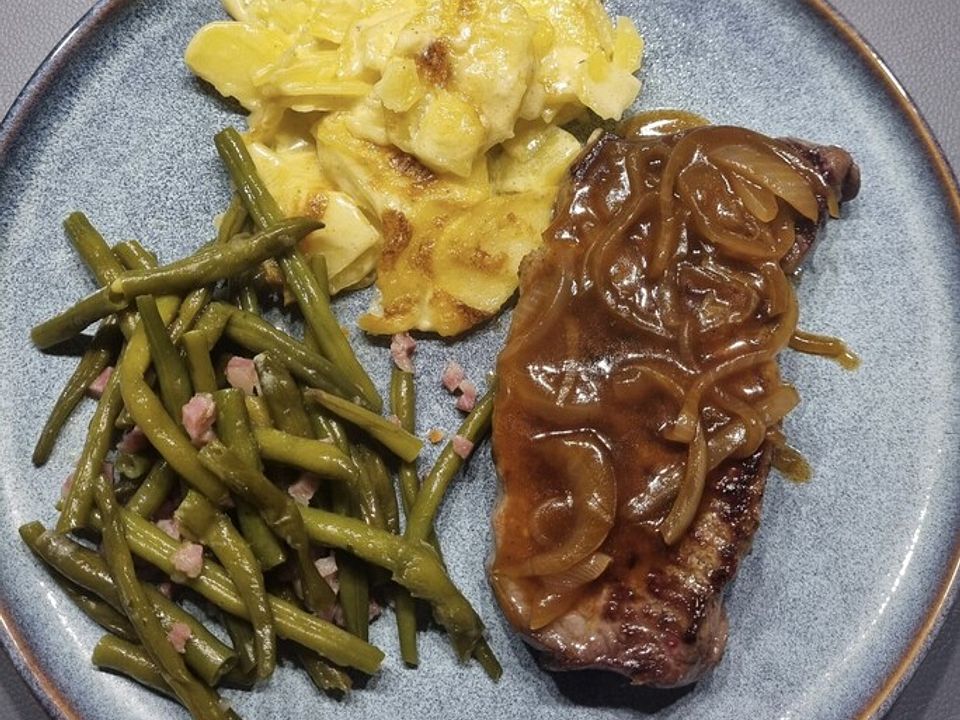 Zwiebelrostbraten mit Speckbohnen und Kartoffelgratin von peteran| Chefkoch