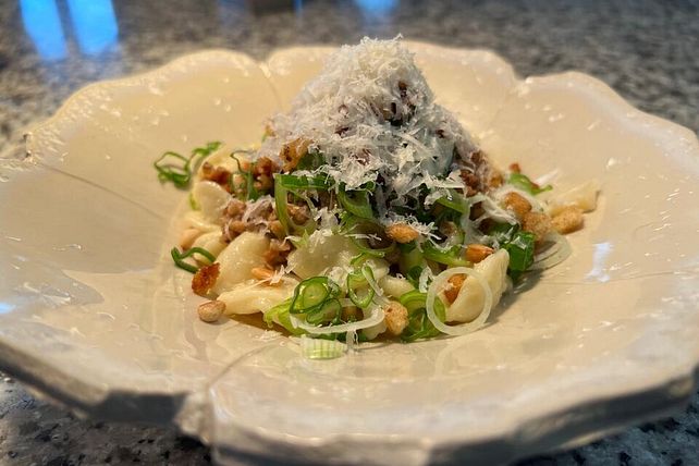 Weiße Kalbsbolognese mit geröstetem Brot und Frühlingslauch von ...