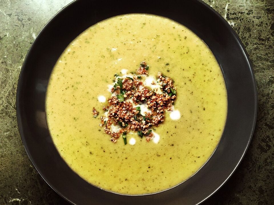 Grüne Currycremesuppe mit Lauch, Äpfeln, Spinat und rauchigem Nuss ...