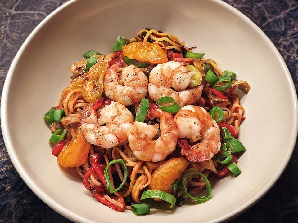 Gebratene Tom Yum Nudeln mit Paprika, Mandarinen und Black Tiger ... Gebratene Tom Yum Nudeln mit Paprika, Mandarinen und Black Tiger ...