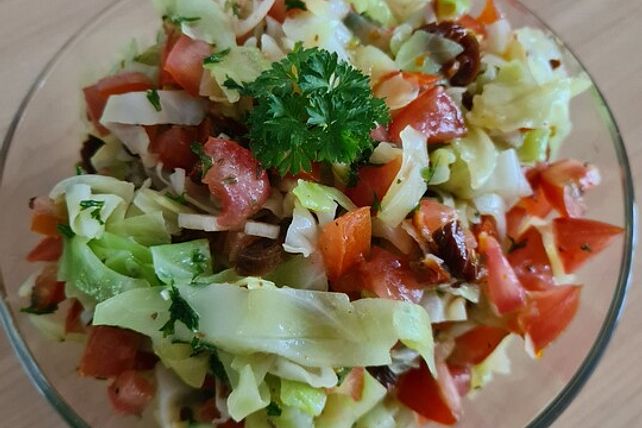 Spitzkohlsalat mit Tomaten von Schnautzwerk-1| Chefkoch