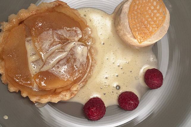 Apfel-Zimt-Mandel-Tarte Tatin, Zimtparfait mit Mandelcrunch und Pfälzer ... Apfel-Zimt-Mandel-Tarte Tatin, Zimtparfait mit Mandelcrunch und Pfälzer ...