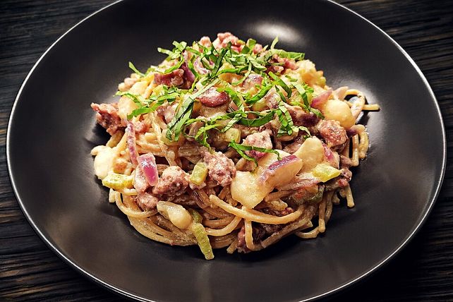 One Pot Spaghetti mit Salsiccia-Ragout, Staudensellerie und Birne in ...