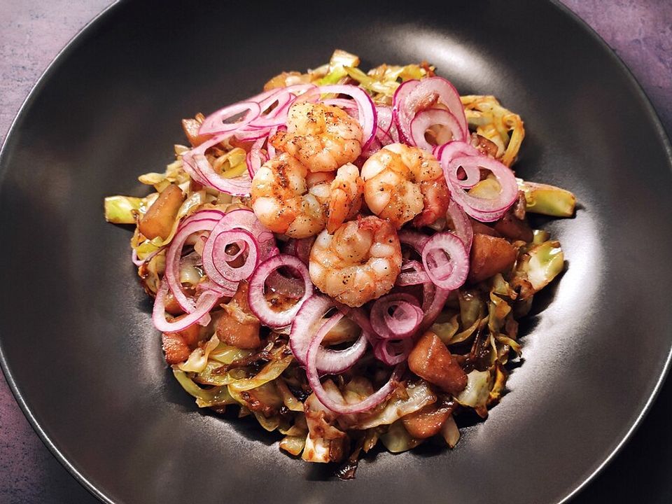 Gebratener Spitzkohl und Nashi-Birne in Süßholz-Szechuan-Glasur mit ...