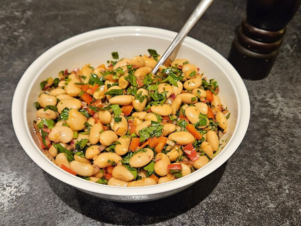 Riesenbohnen-Salat mit roter Paprika, roter Zwiebel und glatter ...