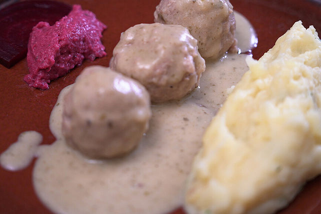 „Klassiker aus Königsberg“ – Königsberger Klopse an Kartoffelstampf mit ... „Klassiker aus Königsberg“ – Königsberger Klopse an Kartoffelstampf mit ...