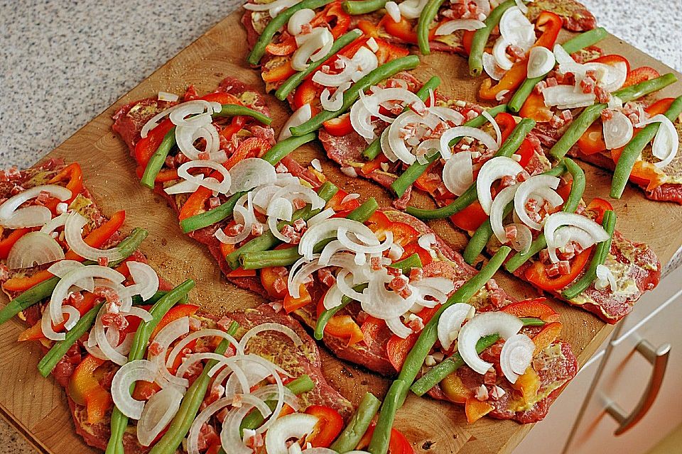 Rinderroulade mit Paprika - Bohnen - Füllung