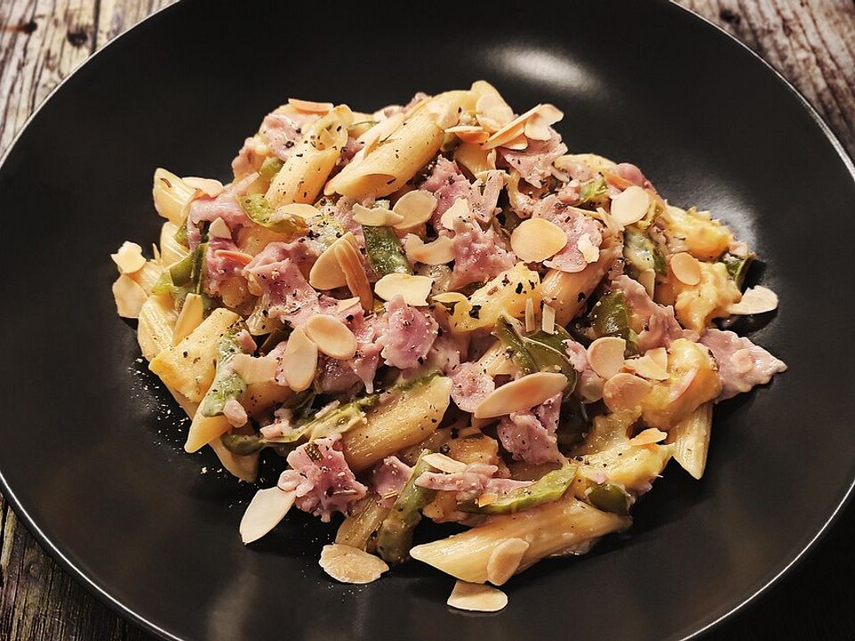One Pot Pasta mit Ananas, grüner Paprika und Schinken in Rosmarin ...