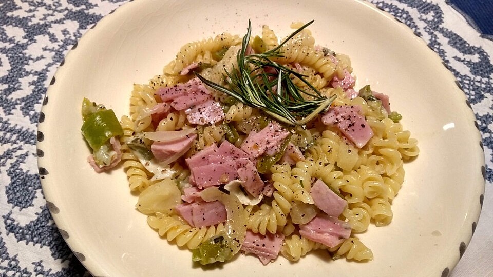One Pot Pasta mit Ananas, grüner Paprika und Schinken in Rosmarin ...