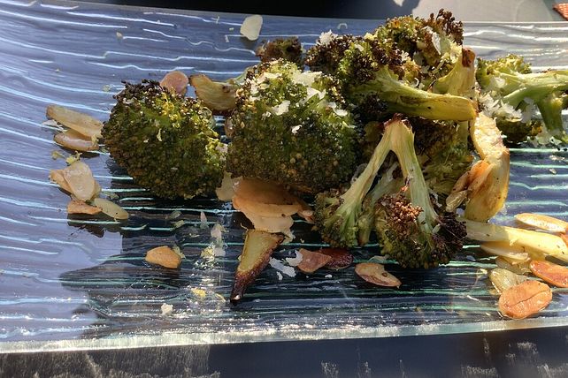 Brokkoli mit Mandeln aus dem Ofen von Simonesian| Chefkoch Brokkoli mit Mandeln aus dem Ofen von Simonesian| Chefkoch