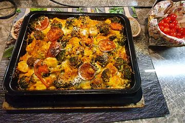 Kartoffelauflauf mit Brokkoli und Tomaten