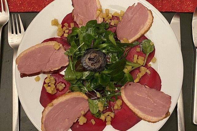 Rote Bete-Carpaccio mit geräucherter Entenbrust und Feldsalat von ...