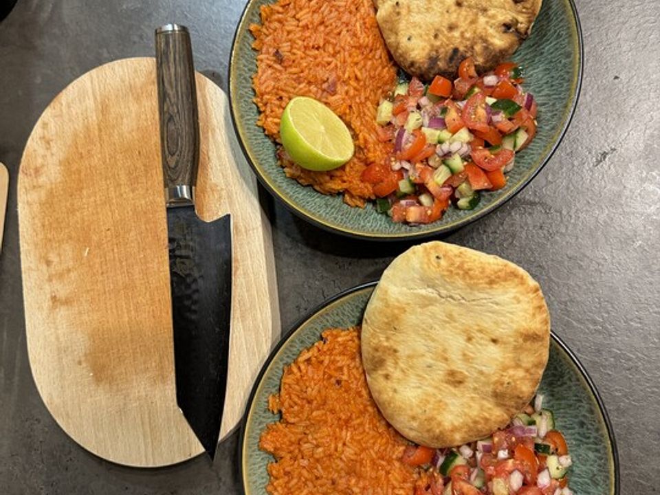 Reis mit Tomatensoße, dazu Tomaten-Gurken Salat und Naan-Brot von ...
