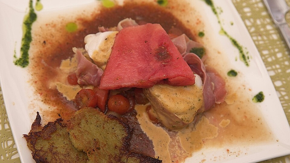 Seeteufelmedaillons mit Serranoschinken auf einem Melonen-Kirschtomaten ... Seeteufelmedaillons mit Serranoschinken auf einem Melonen-Kirschtomaten ...