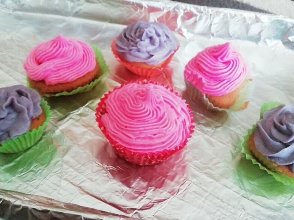 Cupcakes mit Buttercreme-Frosting und Frischkäse-Creme-Füllung von shae ...