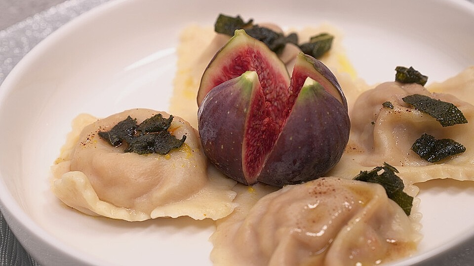„Versteckter Kürbis“ Ravioli mit Kürbis-Parmesan-Füllung und ... „Versteckter Kürbis“ Ravioli mit Kürbis-Parmesan-Füllung und ...