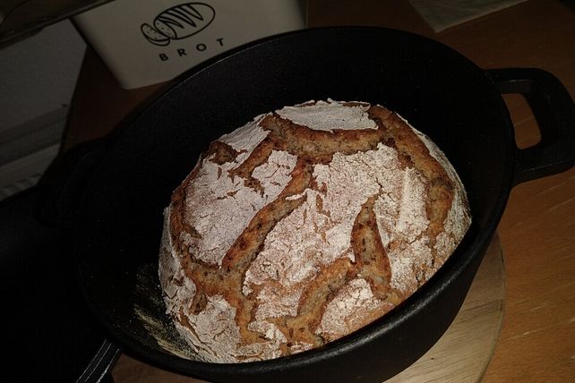 Dinkel-Körner-Brot mit Sauerteig aus dem Gusstopf von Campolina| Chefkoch