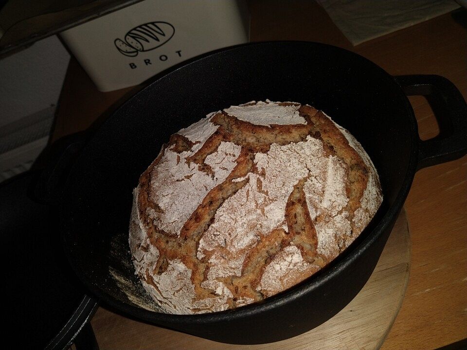 Dinkel-Körner-Brot mit Sauerteig aus dem Gusstopf von Campolina| Chefkoch