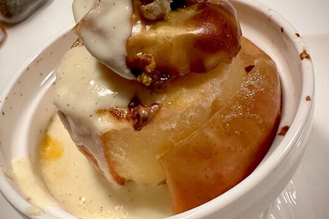 Bratäpfel mit Orangen-Vanillesauce und karamellisierten Walnüssen von ...