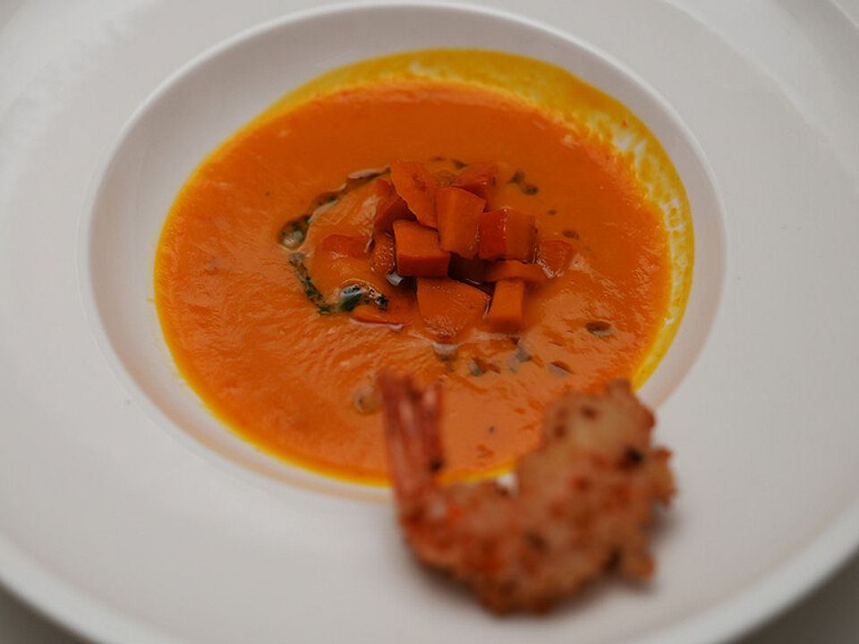 Kürbissuppe mit geschmortem Kürbis, Karottentop-Öl und Tempura-Garnele ...