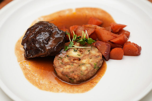 Geschmorte Kalbsbäckchen mit Serviettenknödel und Kimchi-Karotten von ...