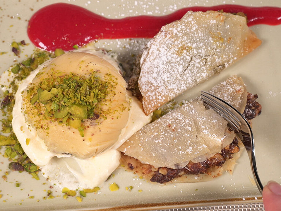 Dattel-Walnuss-Creme im Baklava-Teig, dazu Pistazienparfait von ...