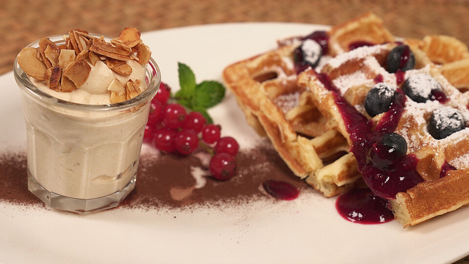 Belgische Waffel mit Beeren, Beerenkompott und Amarettiniparfait von ...