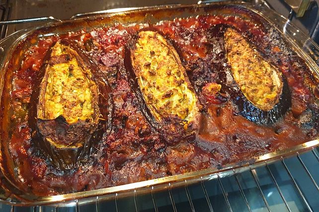 Auberginen mit Feta-Käse oder Hirtenkäse aus dem Ofen von red_hot_chili ...