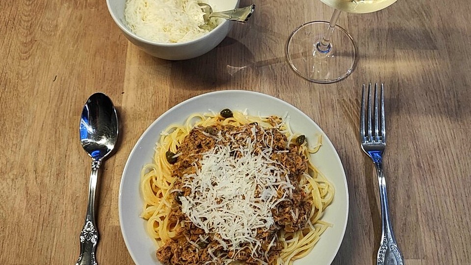 Spaghetti mit Thunfisch-Sahne-Sauce, Sardellen und Kapern von Jolsafar ... Spaghetti mit Thunfisch-Sahne-Sauce, Sardellen und Kapern von Jolsafar ...
