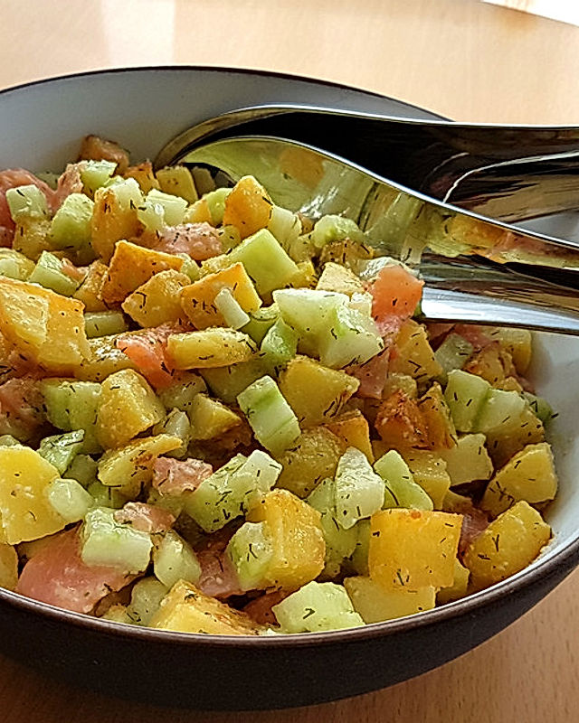 Kartoffel - Gurken - Salat mit Lachs