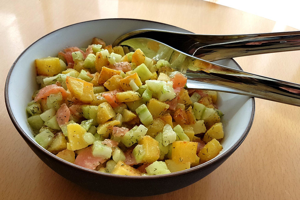 Kartoffel - Gurken - Salat mit Lachs