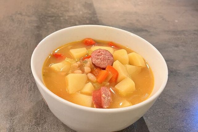 Bohnensuppe mit Mettwurst, Kartoffeln, Paprika und Porree von ...
