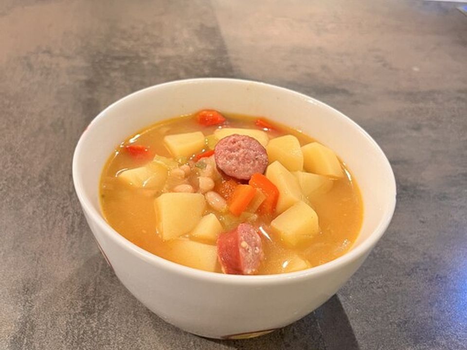 Bohnensuppe mit Mettwurst, Kartoffeln, Paprika und Porree von ...