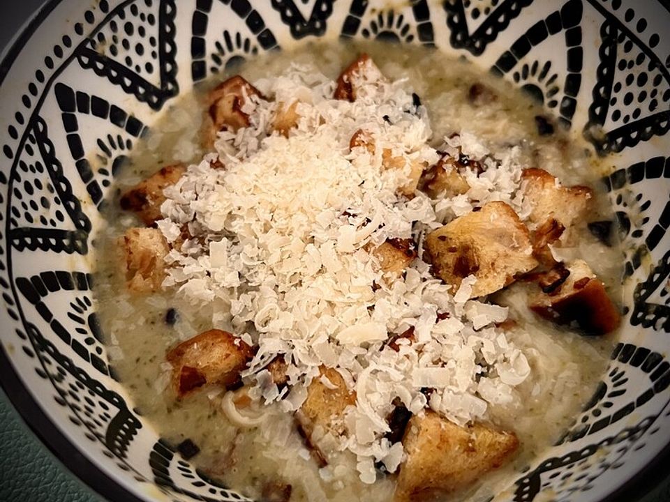 Brokkoli-Kartoffel-Suppe mit Croûtons und Parmesan von Belzisi| Chefkoch