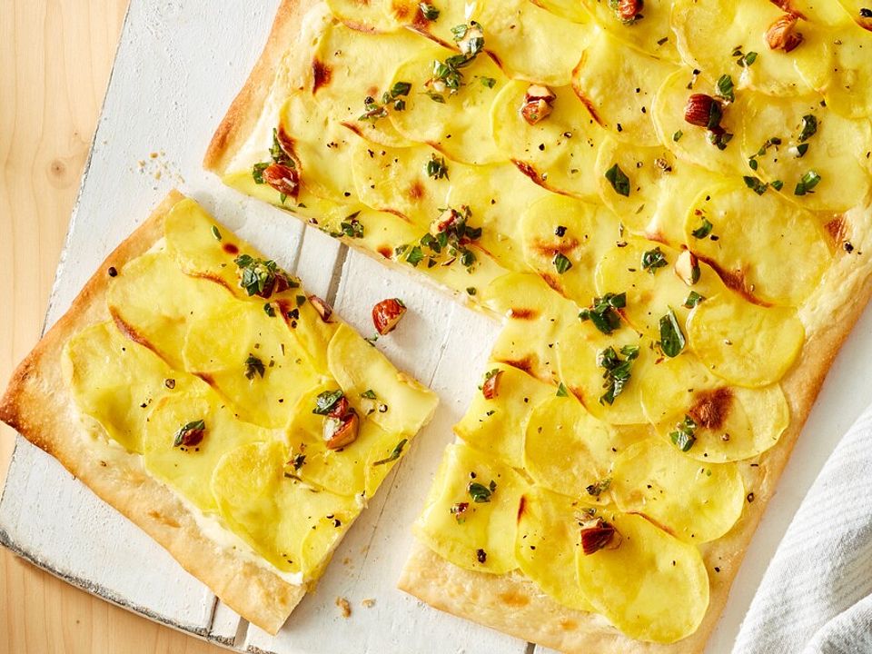 Kartoffel-Pizza mit Majoran-Gremolata von fuerjedentag| Chefkoch Kartoffel-Pizza mit Majoran-Gremolata von fuerjedentag| Chefkoch