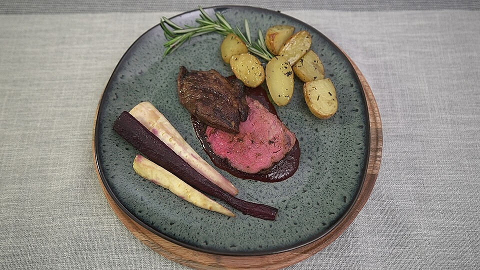 Hohe Rippe vom Rind mit Rosmarinkartoffeln, gebratenen Pastinaken aus ...