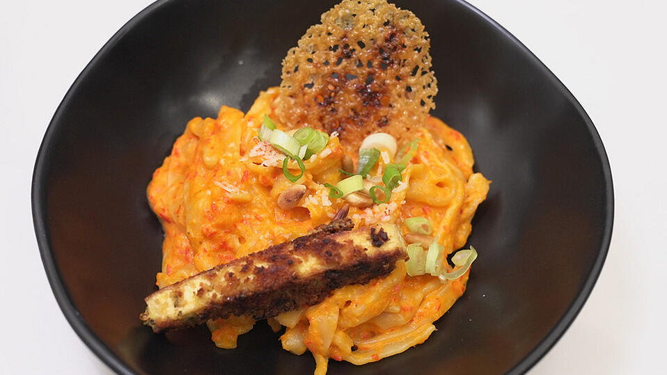 Frische Pasta in cremiger Paprikasauce mit Crunchy Tofu und ... Frische Pasta in cremiger Paprikasauce mit Crunchy Tofu und ...