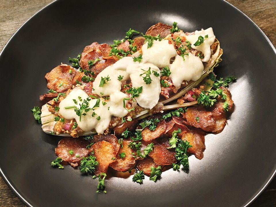 Gebackener Chicorée mit Zwiebel-Haselnuss-Kruste, Büffelmozzarella und ...