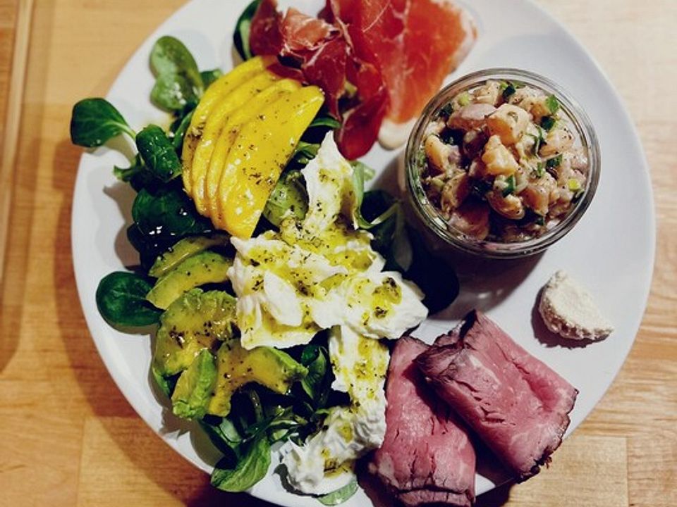 Lachs-Tatar an Mango-Avocado-Burrata-Salat von ellouise96| Chefkoch