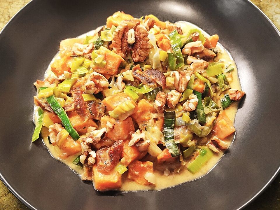 Süßkartoffeln mit Lauch, getrockneten Aprikosen und Walnüssen in ...