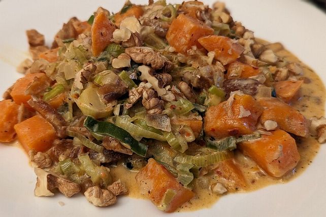 Süßkartoffeln mit Lauch, getrockneten Aprikosen und Walnüssen in ...