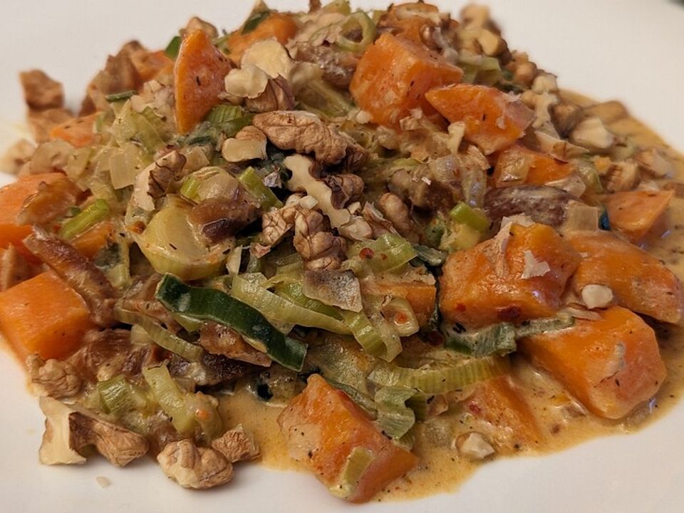 Süßkartoffeln mit Lauch, getrockneten Aprikosen und Walnüssen in ...