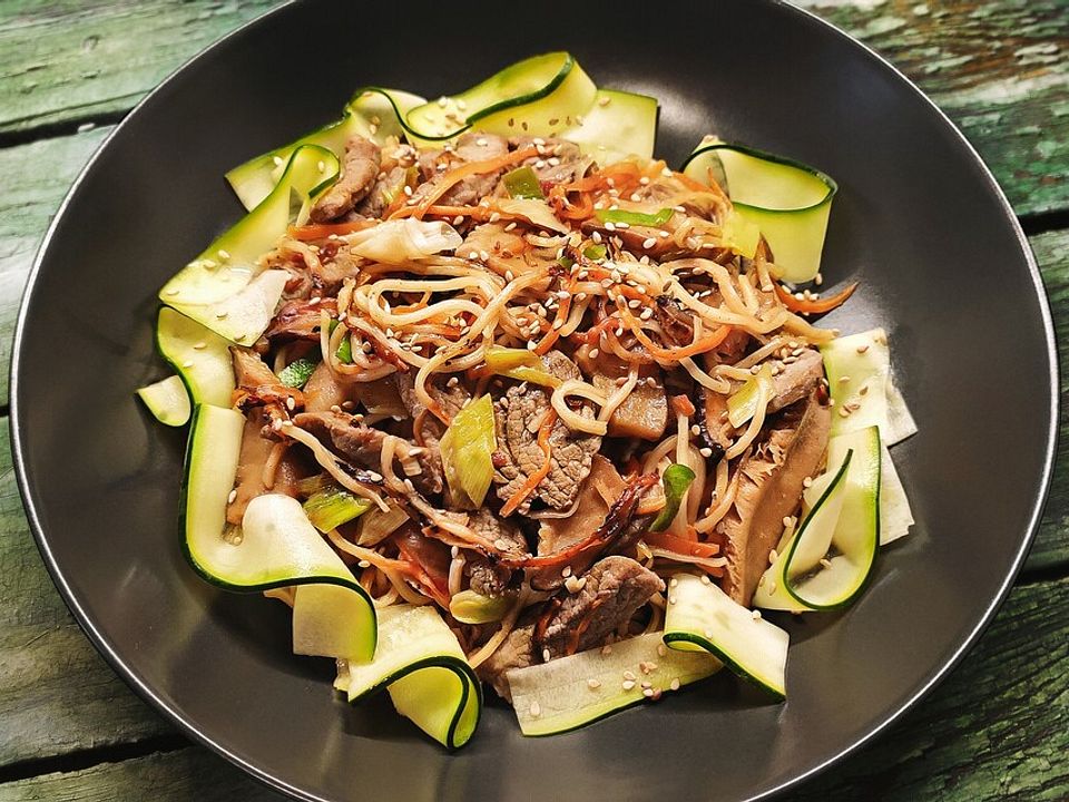 Gebratene Mie-Nudeln mit Rindfleisch, Shiitake-Pilzen und roh ...