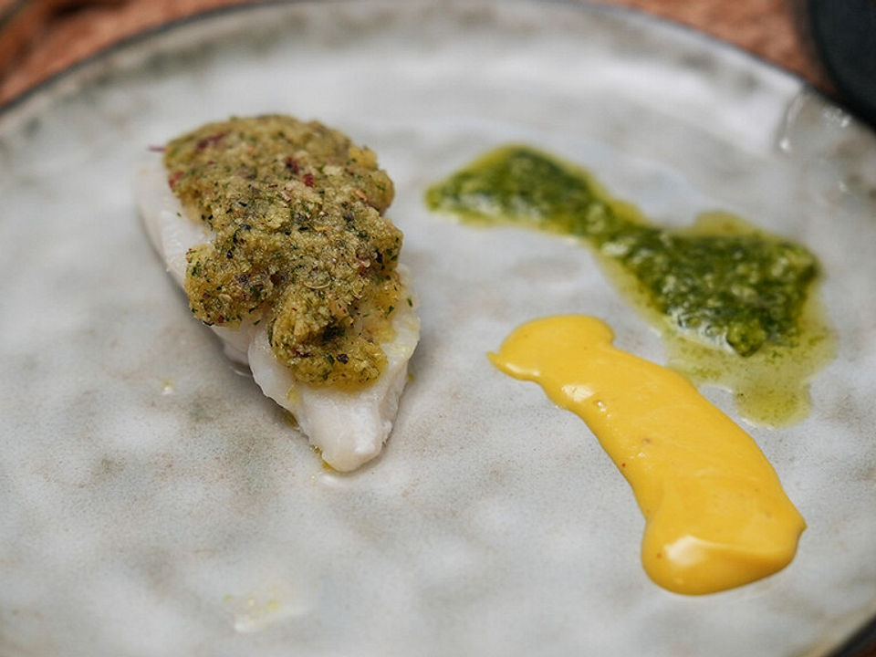 Kabeljaufilet mit Kräuterhaube, Pesto Verde und Sesam-Mayonnaise, dazu ...