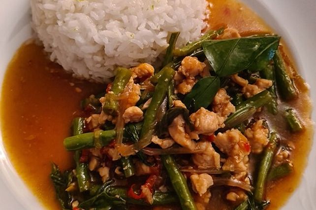Thailändisches Wok-Gericht mit Hähnchen von Louilou| Chefkoch