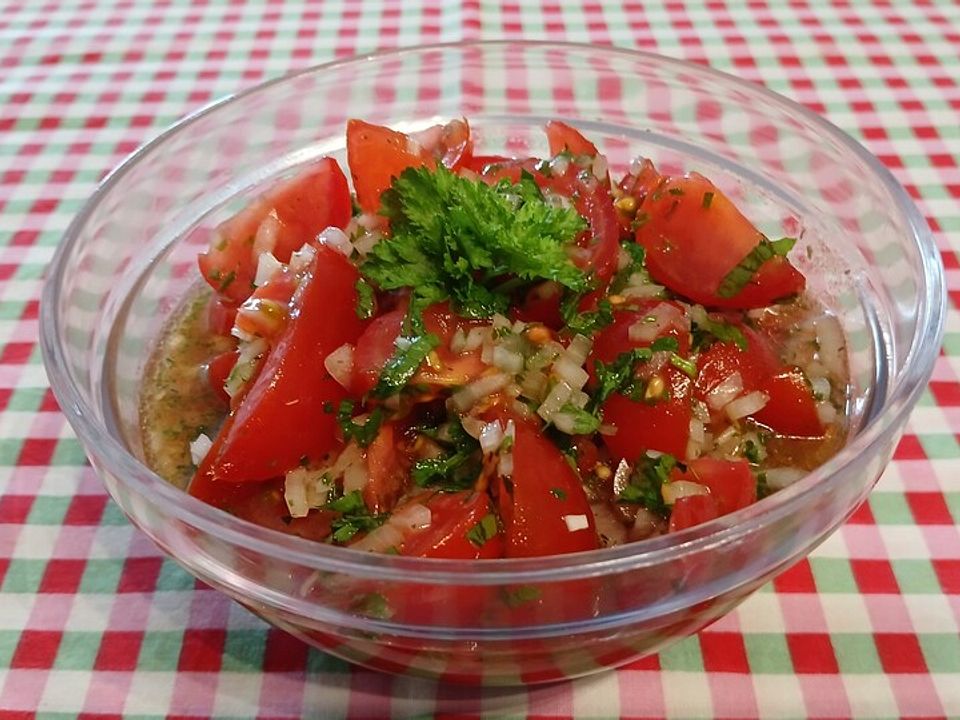 Tomaten-Zwiebel-Salat mit Knoblauch von BobMixie| Chefkoch