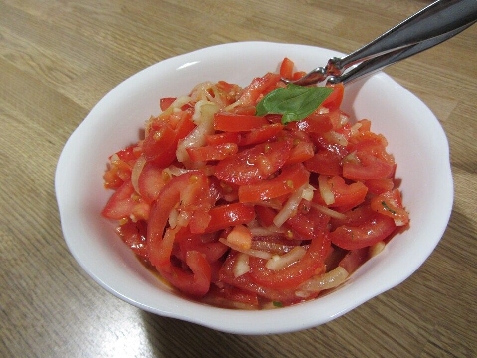 Tomaten-Zwiebel-Salat mit Knoblauch von BobMixie| Chefkoch
