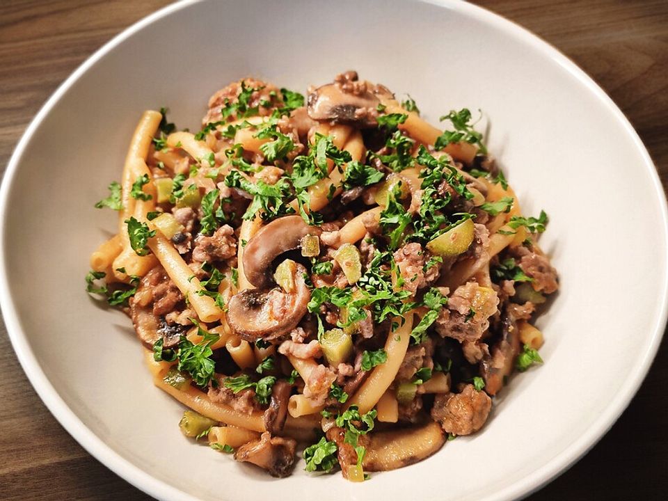 One Pot Pasta mit Hackfleisch, Champignons und Cornichons in Ajowan ...
