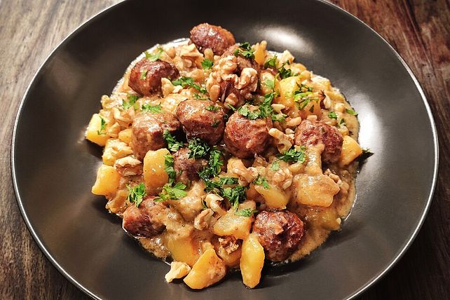 Kartoffeltopf mit Staudensellerie, Äpfeln und Bratwurstbällchen in ...