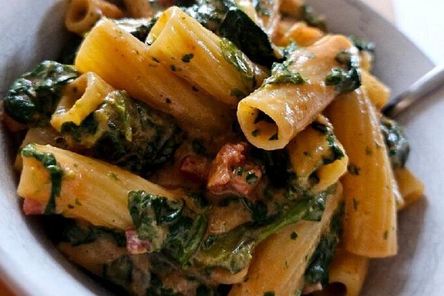Penne mit cremiger Tomaten-Spinat-Specksauce von Flops82| Chefkoch